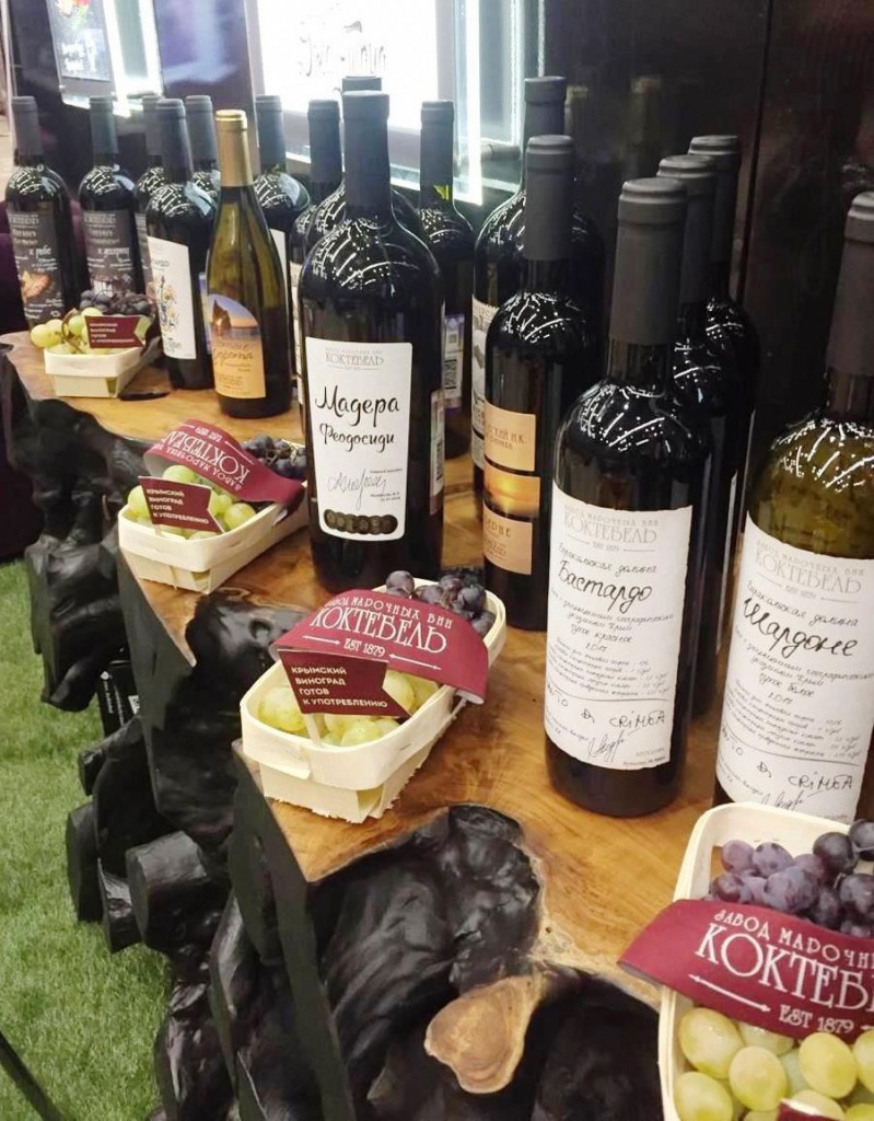 на фото изображены вина Завода марочных вин Коктебель и крымский виноград