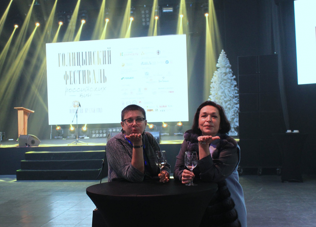 на фото изображен воздушный поцелуй от Якубчик и Авдеевой представителей завода марочных вин Коктебель